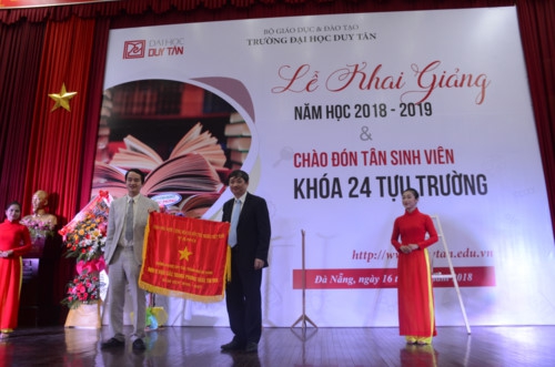 Trường ĐH Duy Tân vinh dự nhận cờ Tổ quốc của cán bộ, chiến sĩ đảo Phan Vinh tặng - Ảnh minh hoạ 2