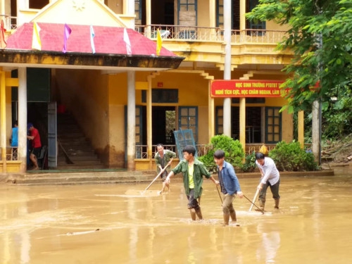 Giáo viên căng mình dọn dẹp trường lớp sau mưa lũ - Ảnh minh hoạ 4