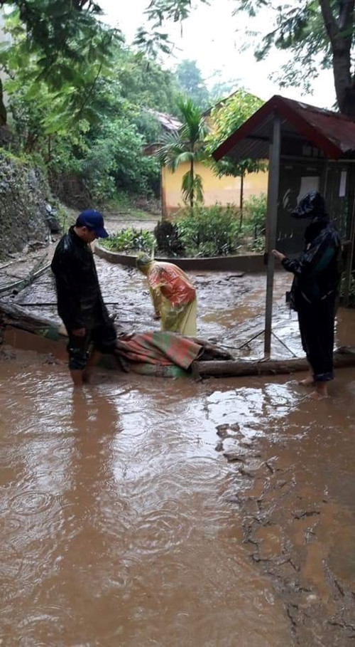 Giáo viên căng mình dọn dẹp trường lớp sau mưa lũ - Ảnh minh hoạ 6