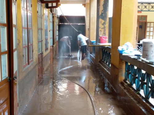 Giáo viên căng mình dọn dẹp trường lớp sau mưa lũ - Ảnh minh hoạ 8