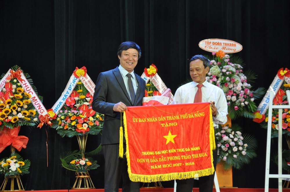 Trường ĐH Kiến trúc Đà Nẵng đón nhận nhiều niềm vui trong lễ khai giảng