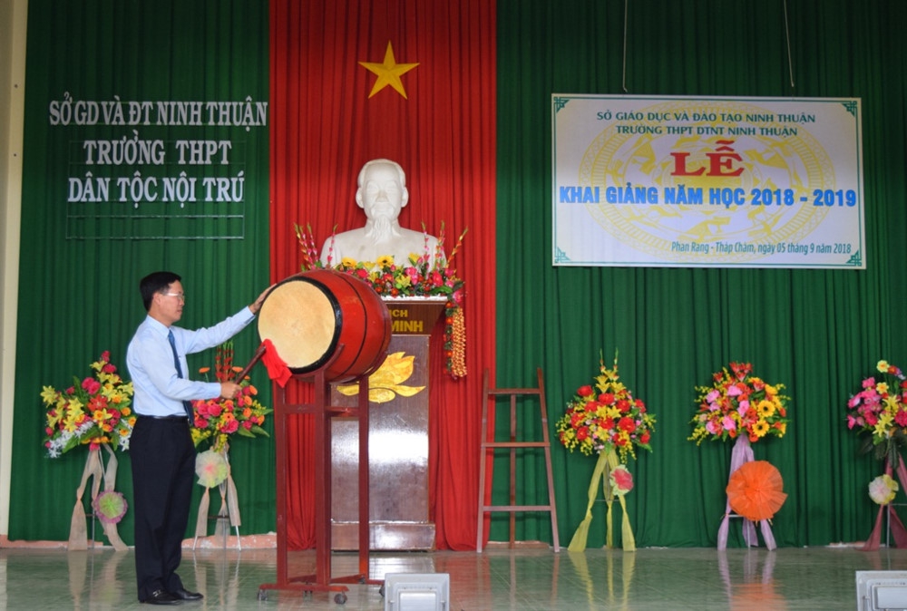 Đồng chí Võ Văn Thưởng, Trưởng ban Tuyên giáo TW gióng trống khai giảng tại Trường THPT Dân tộc nội trú tỉnh Ninh Thuận