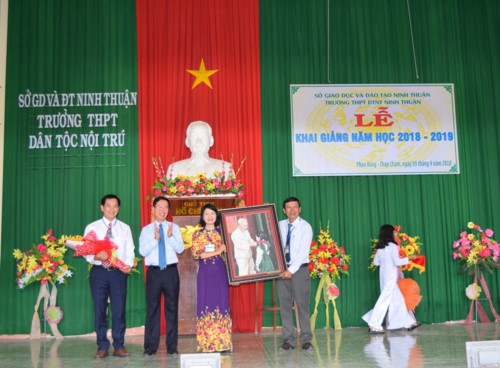 Đồng chí Võ Văn Thưởng, Trưởng ban Tuyên giáo TW gióng trống khai giảng tại Trường THPT Dân tộc nội trú tỉnh Ninh Thuận - Ảnh minh hoạ 2