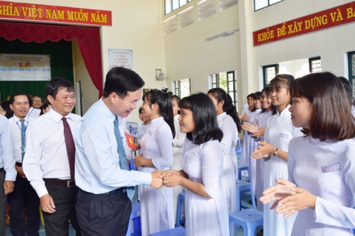 Đồng chí Võ Văn Thưởng, Trưởng ban Tuyên giáo TW gióng trống khai giảng tại Trường THPT Dân tộc nội trú tỉnh Ninh Thuận - Ảnh minh hoạ 3