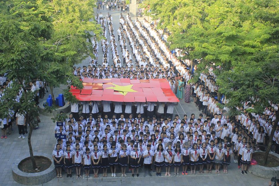 Ngày khai giảng, hàng nghìn học sinh trường Lương Thế Vinh tưởng nhớ PGS Văn Như Cương