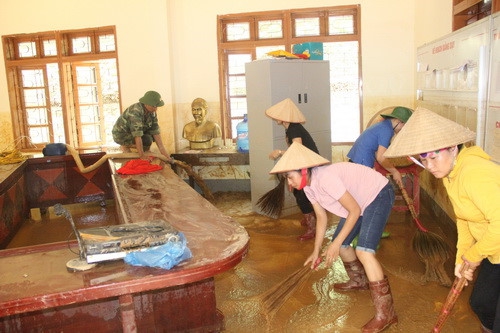 Quân dân không quản ngày nghỉ lễ dọn dẹp bùn lũ trước ngày khai giảng - Ảnh minh hoạ 9