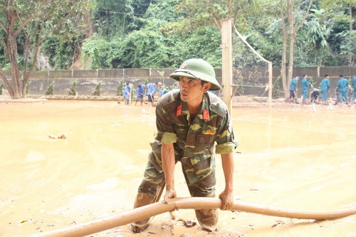 Quân dân không quản ngày nghỉ lễ dọn dẹp bùn lũ trước ngày khai giảng - Ảnh minh hoạ 8