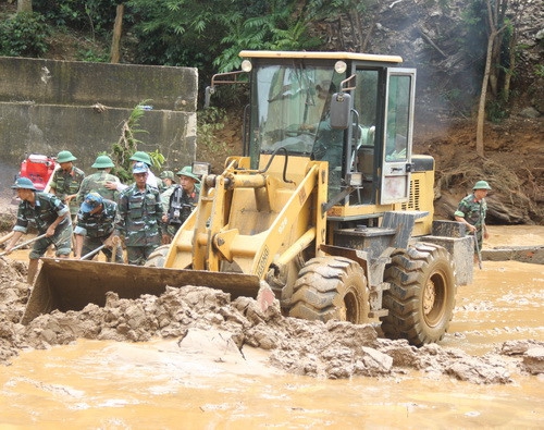 Quân dân không quản ngày nghỉ lễ dọn dẹp bùn lũ trước ngày khai giảng - Ảnh minh hoạ 4