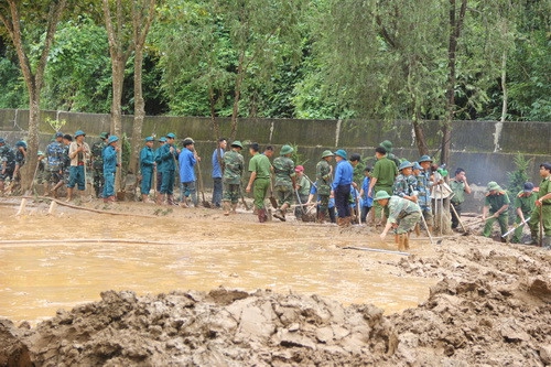 Quân dân không quản ngày nghỉ lễ dọn dẹp bùn lũ trước ngày khai giảng - Ảnh minh hoạ 10