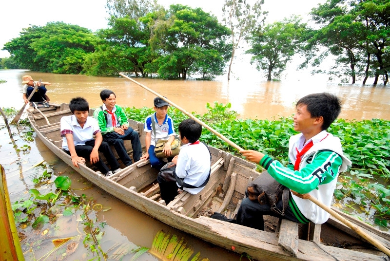 Thầy trò cùng vượt lũ đến trường