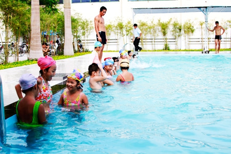 TP Nha Trang: Gần 800 em học sinh tiểu học hoàn thành chương trình học bơi