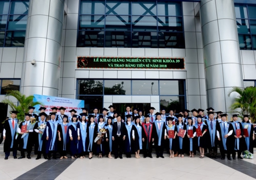 Trường Đại học Kinh tế Quốc dân trao bằng cho 87 tân Tiến sĩ năm 2018 - Ảnh minh hoạ 2