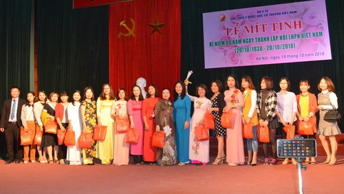 Học viện Y – Dược học cổ truyền Việt Nam mít tinh tôn vinh nữ cán bộ viên chức