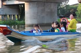 Trẻ em vùng lũ vượt đồng nước ngập bằng xuồng đến lớp