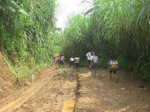 “Ớn lạnh” những con đường đến trường của học sinh buôn H’Mông - Ảnh minh hoạ 6