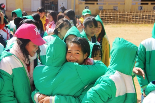 Báo GD&TĐ trao áo ấm, chăn đông cho HS vùng khó khăn nhất xứ Thanh - Ảnh minh hoạ 5
