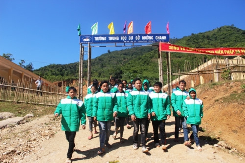 Báo GD&TĐ trao áo ấm, chăn đông cho HS vùng khó khăn nhất xứ Thanh - Ảnh minh hoạ 9