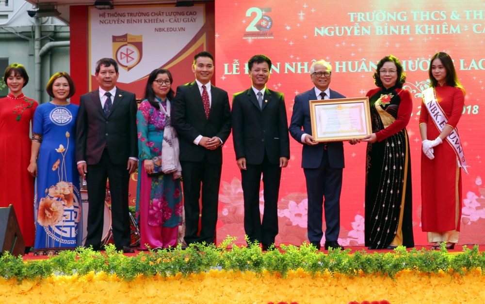 Trường Nguyễn Bỉnh Khiêm (Hà Nội) đón nhận Huân chương Lao động hạng Nhì trong ngày kỷ niệm 25 năm thành lập