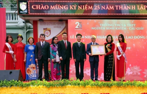 Trường Nguyễn Bỉnh Khiêm (Hà Nội) đón nhận Huân chương Lao động hạng Nhì trong ngày kỷ niệm 25 năm thành lập - Ảnh minh hoạ 3