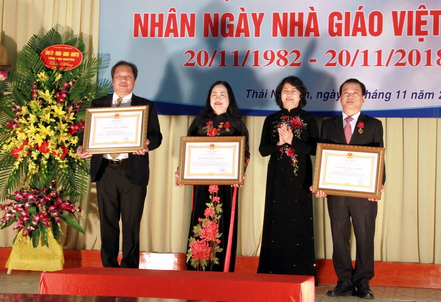 Trao tặng Huân chương Lao động cho cán bộ Đại học Thái Nguyên