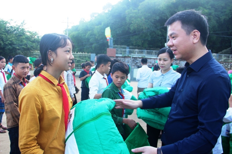 Báo GD&TĐ trao áo ấm, chăn đông cho HS vùng khó khăn nhất xứ Thanh