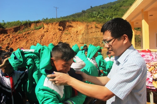 Báo GD&TĐ trao áo ấm, chăn đông cho HS vùng khó khăn nhất xứ Thanh - Ảnh minh hoạ 4