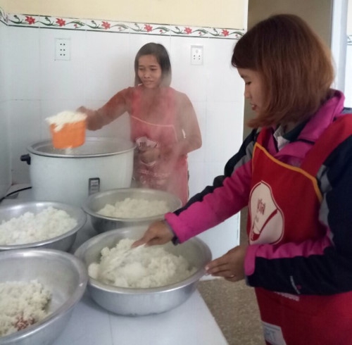 Nhiều cô giáo vừa dạy học vừa vào bếp nấu ăn cho trẻ