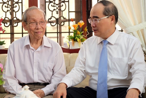 GSTrần Hồng Quân (trái) và Bí thư Thành ủy Nguyễn Thiện Nhân trong buổi trò chuyện sáng 19/11. Ảnh: Mạnh Tùng.