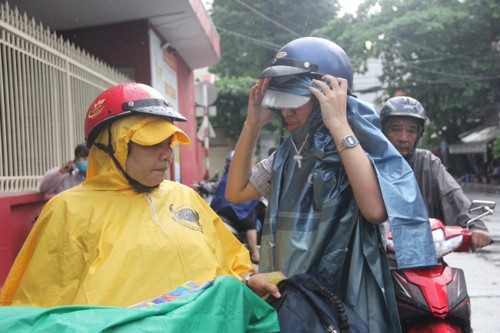 Học sinh TPHCM nghỉ học từ 12h trưa nay để tránh bão