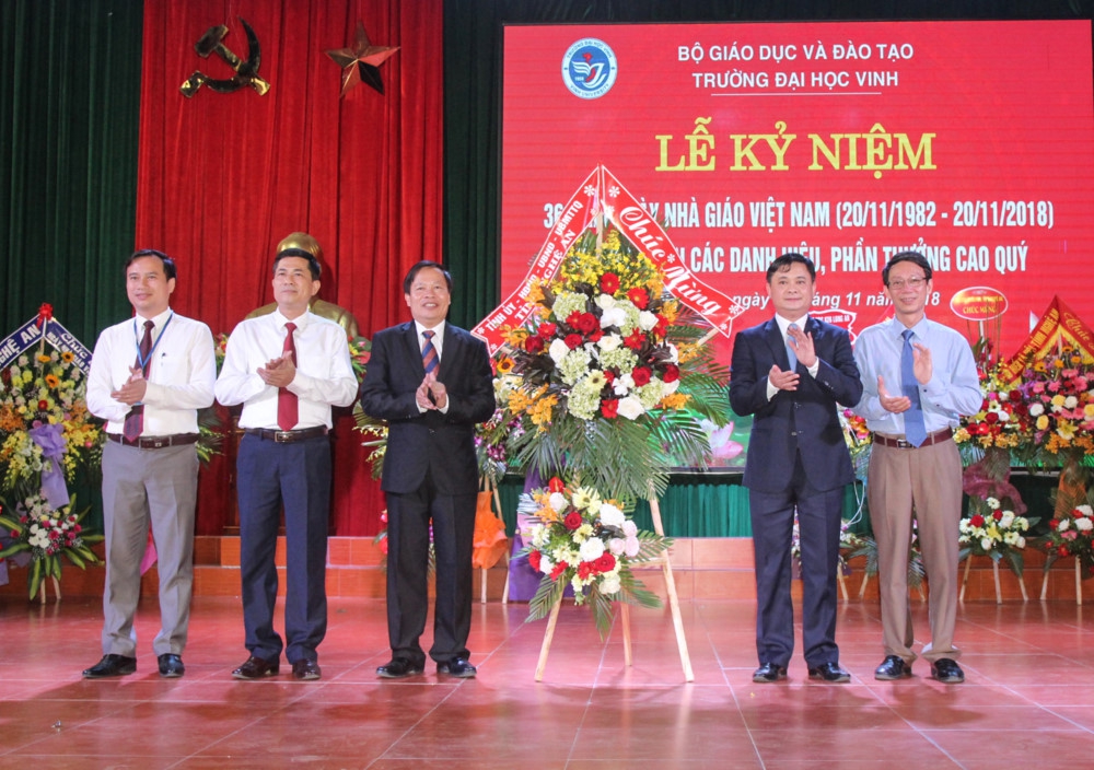 ĐH Vinh đón nhận nhiều danh hiệu cao quý dịp Ngày Nhà giáo Việt Nam