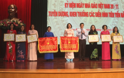 Ngành GD-ĐT Hoàn Kiếm (Hà Nội) tuyên dương, khen thưởng điển hình tiên tiến năm 2018 - Ảnh minh hoạ 9