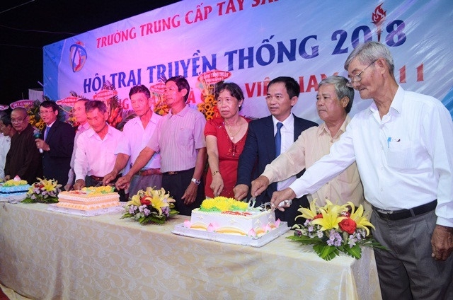 Lễ kỉ niệm ngày Nhà giáo Việt Nam độc lạ tại ngôi trường vùng ven