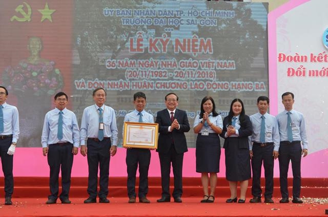 Trường ĐH Sài Gòn nhận Huân chương Lao động Hạng Ba