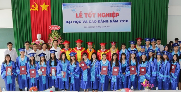 Trường ĐH Nha Trang trao bằng tốt nghiệp cho SV đào tạo tại Kiên Giang