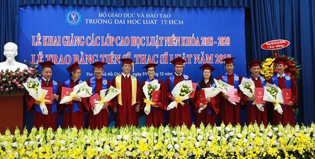 301 học viên cao học, nghiên cứu sinh Trường Đại học Luật TPHCM nhận bằng