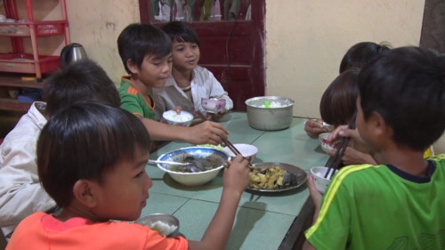 Giáo viên vùng cao chăm lo từng bữa ăn cho học trò nghèo - Ảnh 2.