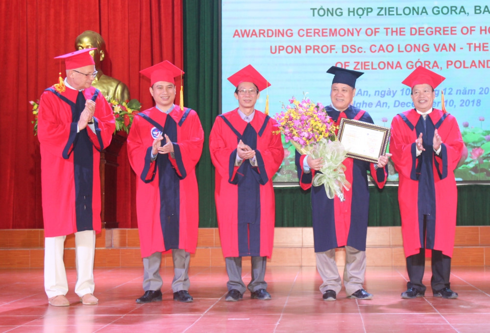 Trường ĐH Vinh trao bằng Tiến sỹ danh dự đầu tiên cho GS.TSKH Cao Long Vân
