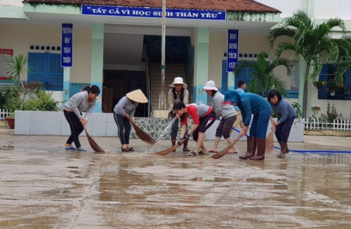 Đang nghỉ Tết Dương lịch, giáo viên vẫn tất bật dọn bùn do mưa lũ - Ảnh 8.
