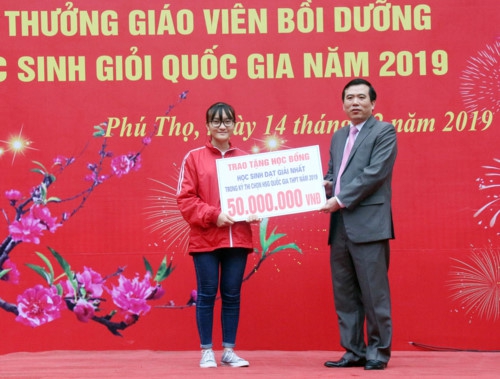 Phú Thọ khen thưởng học sinh giỏi quốc gia THPT năm 2019 - Ảnh minh hoạ 3