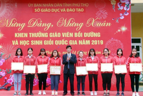 Phú Thọ khen thưởng học sinh giỏi quốc gia THPT năm 2019 - Ảnh minh hoạ 5