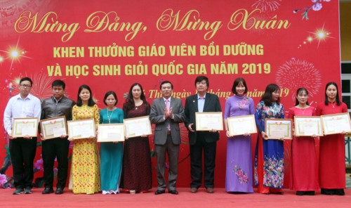 Phú Thọ khen thưởng học sinh giỏi quốc gia THPT năm 2019 - Ảnh minh hoạ 2