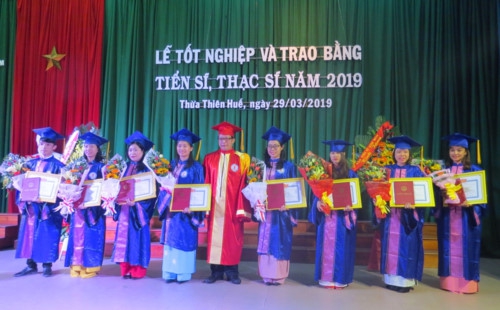 Trường ĐHSP Huế trao bằng cho hơn 200 tiến sĩ, thạc sĩ - Ảnh minh hoạ 2