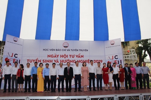 Tưng bừng Ngày hội Tư vấn tuyển sinh - Hướng nghiệp năm 2019 - Ảnh minh hoạ 8