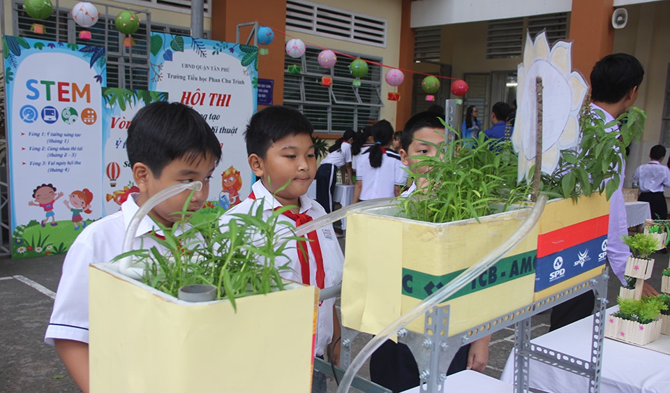 Học sinh tiểu học làm quen với STEM