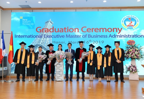 Trường ĐH KTQD: 34 sinh viên nhận bằng tốt nghiệp MBA  điều hành quốc tế - Ảnh minh hoạ 2