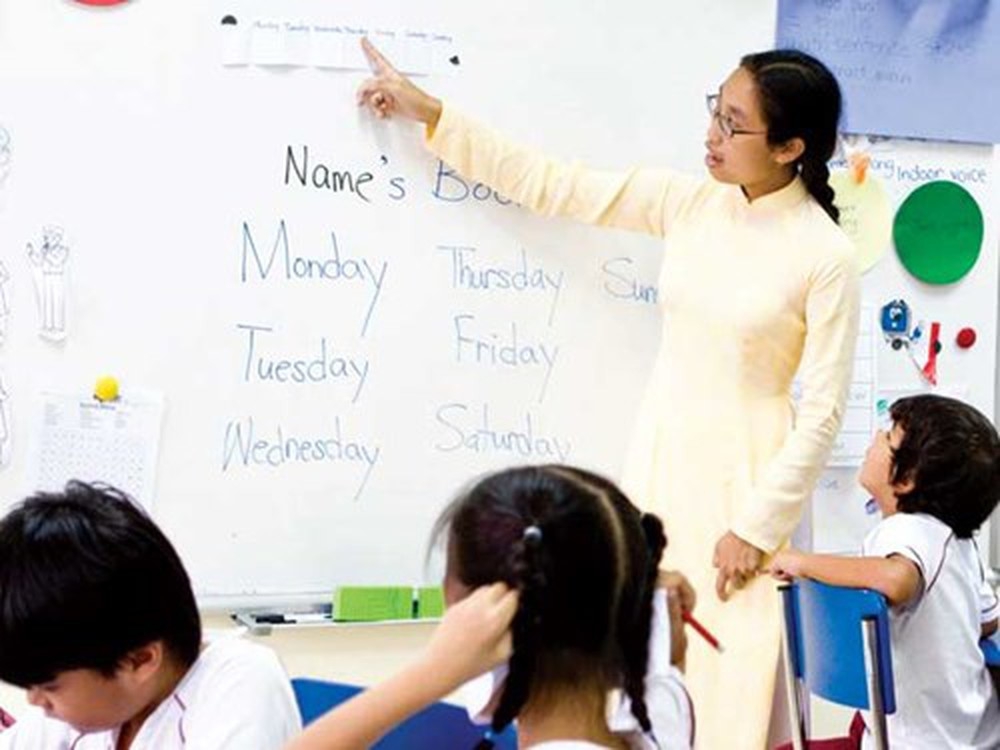 Thực hiện chính sách ưu tiên đối với giáo viên dạy học bằng ngoại ngữ