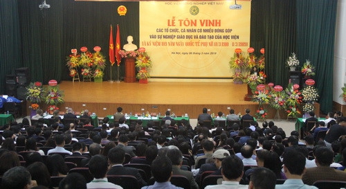 Học viện Nông nghiệp Việt Nam tôn vinh các nữ nhà giáo - Ảnh minh hoạ 3