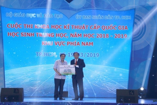 NHG trao học bổng cho thí sinh tài năng hội thi KHKT cấp quốc gia 2019 - Ảnh minh hoạ 3