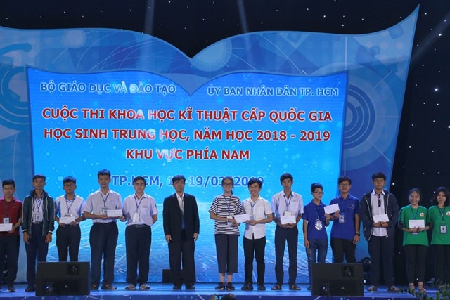 NHG trao học bổng cho thí sinh tài năng hội thi KHKT cấp quốc gia 2019