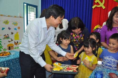 Bộ trưởng Phùng Xuân Nhạ thị sát thực tế trường lớp tại huyện Quế Sơn, Quảng Nam - Ảnh minh hoạ 4